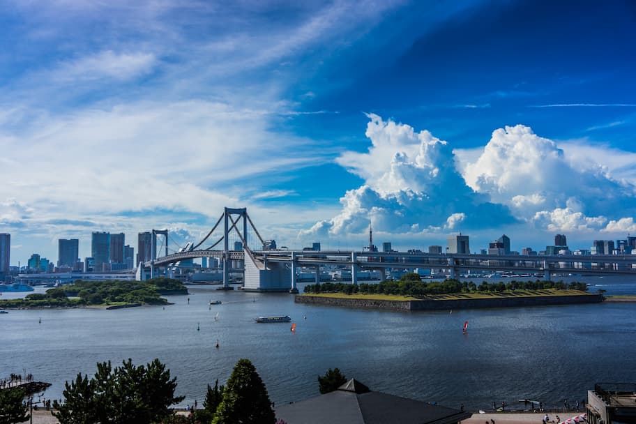 A landscape photo of Odaiba, Japan. It showcases a beautiful city surrounded by an ocean thruout.